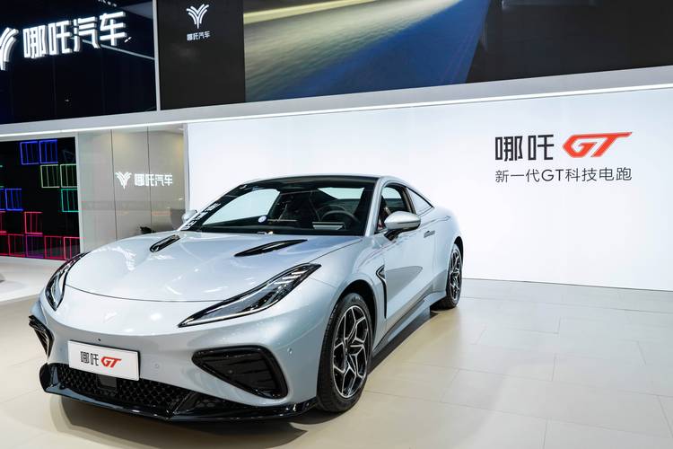 佛山41哪吒汽车在智能汽车领域的表现，领途汽车在新能源汽车市场中的影响力